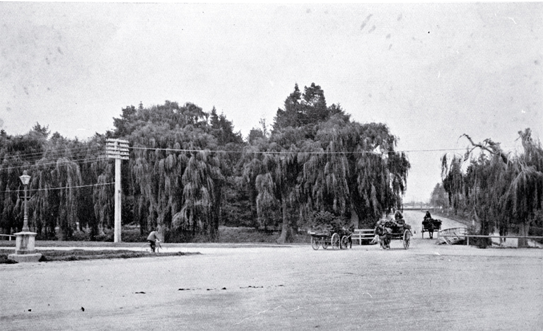 Intersection of Park Terrace, on the left, and Park Road (now Harper Avenue) : horse-drawn wagons are shown crossing the Carlton bridge into Park Road.