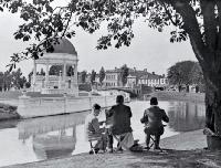 Sketching on the banks of the Avon, Oxford Terrace, near the Edmonds Rotunda, Christchurch [1932]