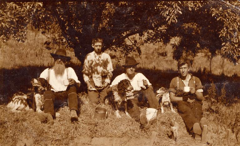 Mr. Turner, Bert Gimblett, Jack Beaumont, Jack Salt & dogs in the orchard - 1914 - 1915