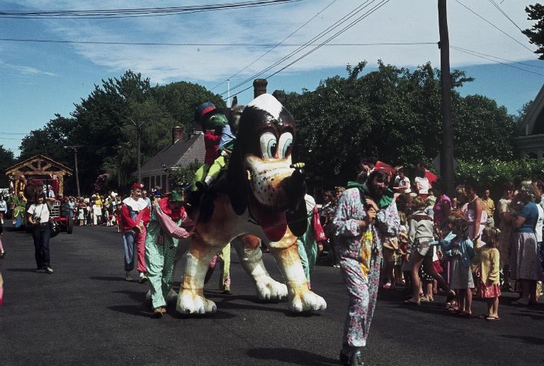 Dog float [197-?] - Hay's Christmas parade - Heritage - Christchurch