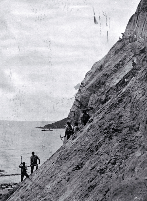 Roadmen building the road around the bluff between Cheviot and Port Robinson destroyed in the earthquake, 16 Nov. 1901 