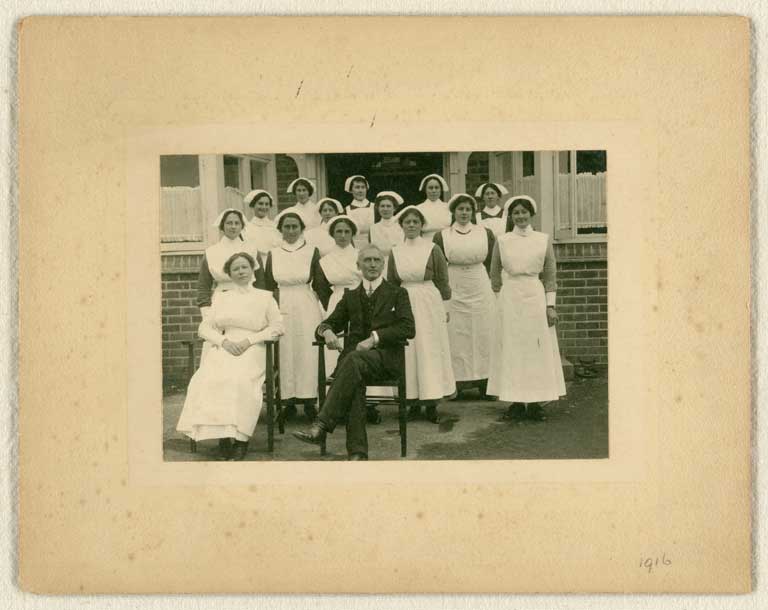 Image of Dr Blackmore & nursing staff, 1916 1916