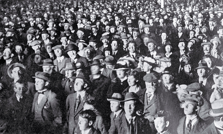 A portion of the crowd awaiting the result of the 1919 election, the results being displayed by lantern on a board in Christchurch 