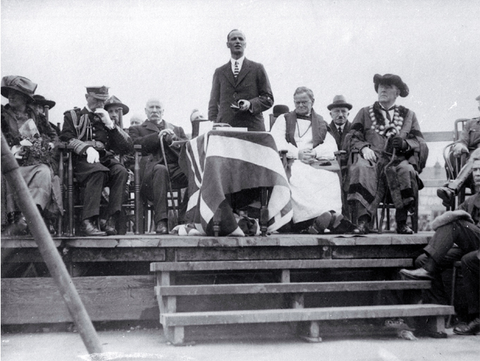 Mr Wyn Irwin makes a statement at the gathering, foundation stone ceremony, Bridge of Remembrance 