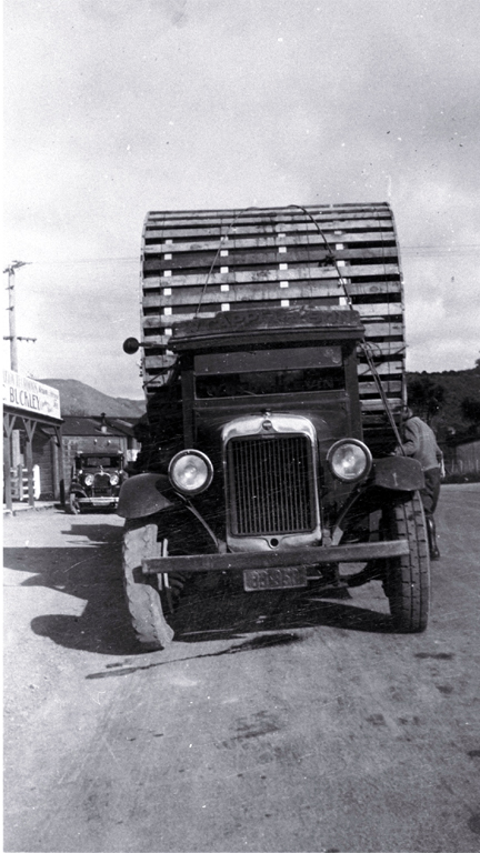 1929 Dodge with 4-ton load 