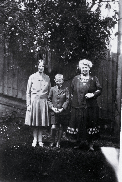 Isabella Hucks, daughter Isabelle and grandson Neville Davison 