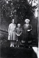 Isabella Hucks, daughter Isabelle and grandson Neville Davison [192-?]
