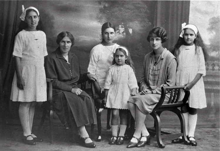Florence Henrietta Mahomet (wife of Icecream Charlie) and children [ca. 1930] CCL PhotoCD 18, IMG0045