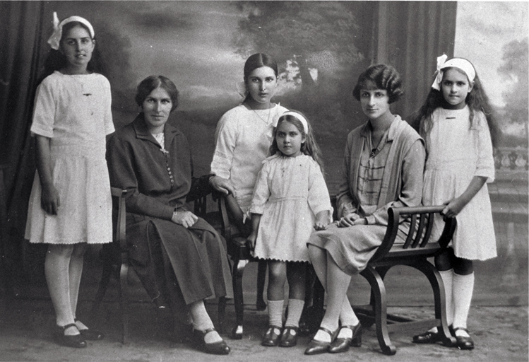 Florence Henrietta Mahomet (wife of Icecream Charlie) and children 