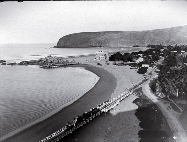 A Kitson steam tram departs from Cave Rock, Sumner 