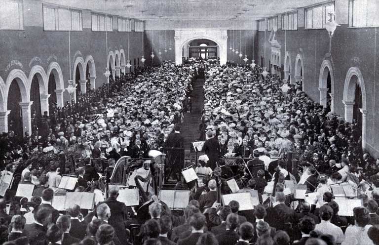 A view of the audience in the main hall during the performance of the ode