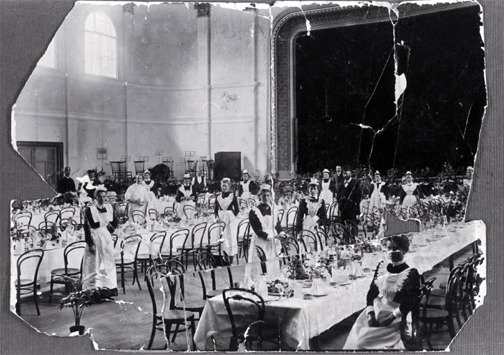 Waiters & waitresses pose before the citizens' luncheon for the officers of the Imperial Troops visiting Christchurch 