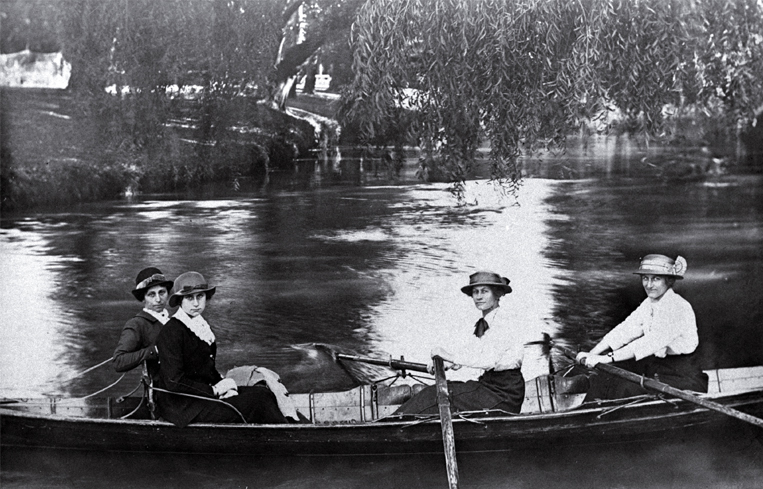 Women rowing on the Avon River, Christchurch