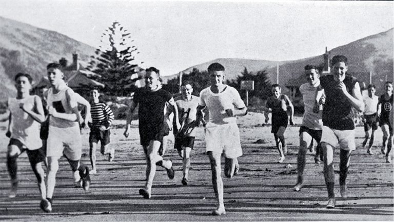 Christchurch harriers out for a run on Sumner beach 