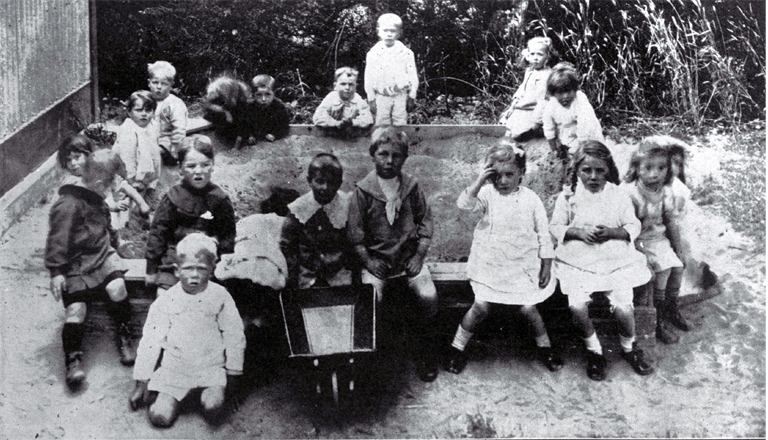 The Montessori system in operation at the Sunbeam Kindergarten at St Albans 