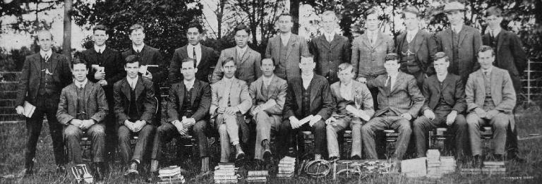 Students and diploma winners for 1911 at the Canterbury Agricultural College.