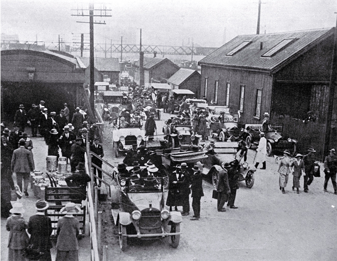 The Canterbury AA's fleet of motor cars at the Christchurch Railway Station to convey some of the returned servicemen 