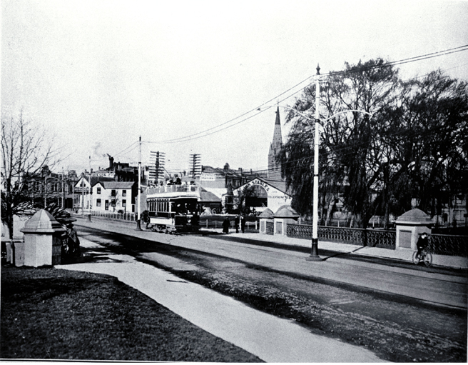 An electric car at the Victoria Street bridge 