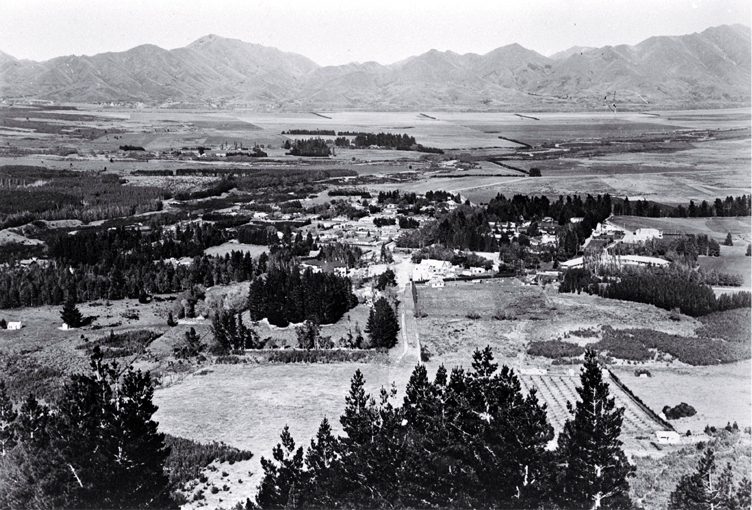 A view of Hanmer Springs with the Hanmer Range in the background 
