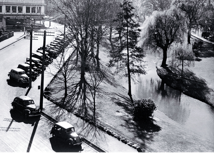 Cars parked on Cambridge Terrace, looking towards Amuri Motors on the corner of Gloucester and Durham Streets 