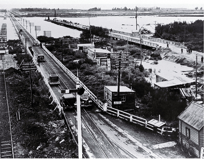 The old Rakaia combined road & rail bridge : at right the new road is under construction.
