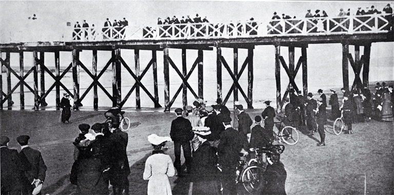 The Christchurch Motor and Cycling Club's motor races on New Brighton Beach, Christchurch 