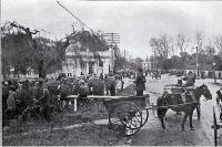 The crowd waiting in Park Terrace to see the fall of the northern tower, New Zealand International Exhibition, Christchurch 