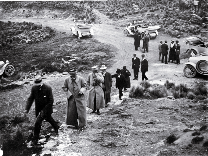 Military (French?) officers visit the Sign of the Kiwi 
