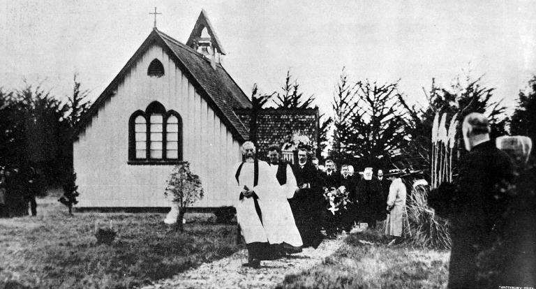 The cortege passing to the graveside.