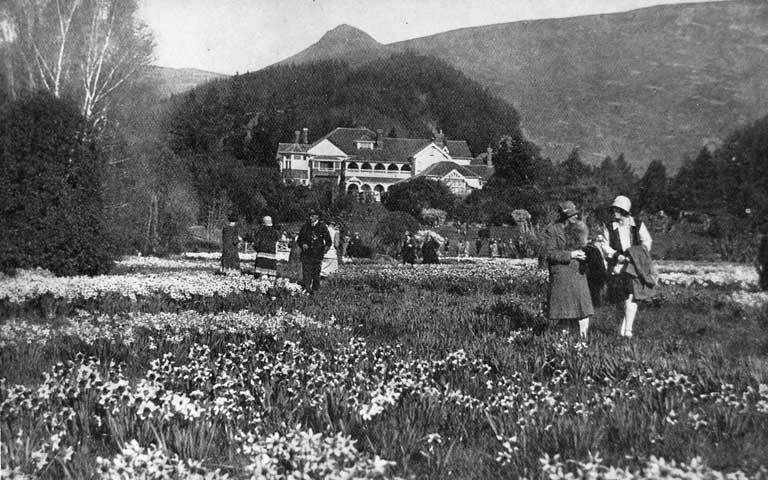 Otahuna, the residence of Sir Heaton Rhodes, at Tai Tapu, showing some of the 1200 visitors on the field day of the Canterbury Horticultural Society.