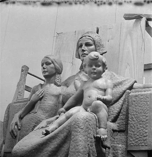 New Zealand Centennial Exhibition 1939-1940 : pioneer mother and child (close up of sculpture).
