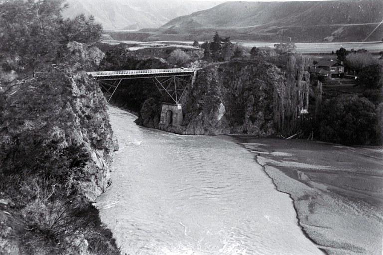 The second Waiau Ferry Bridge to span the river at this spot 