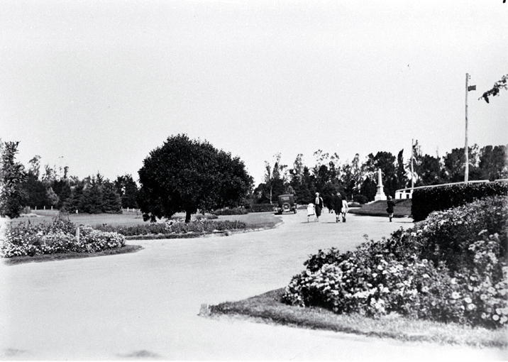 Families strolling in the Temuka Domain on Domain Avenue 