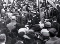 Lord Jellicoe at the foundation stone amidst crowd, Bridge of Remembrance 